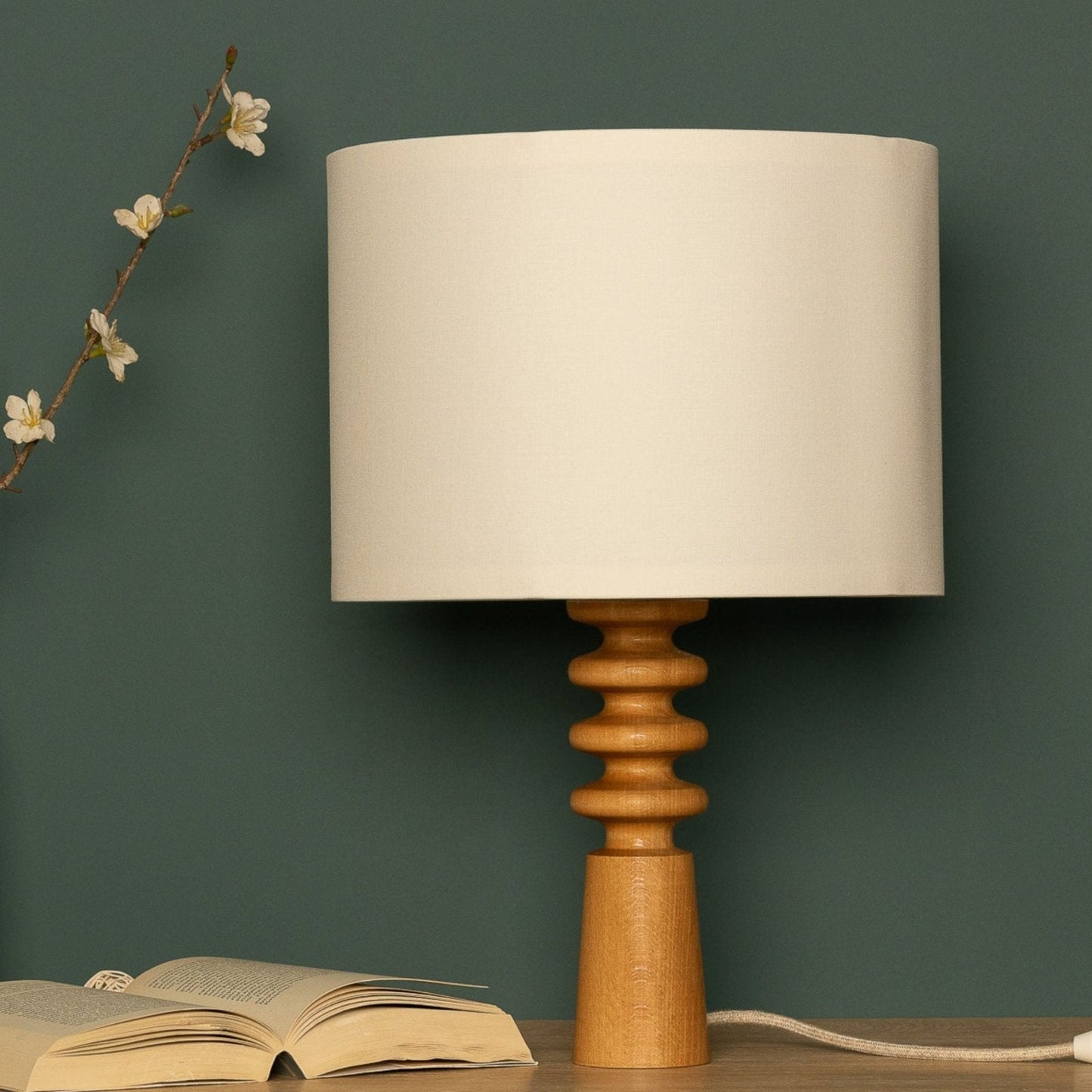 Skandinavische Tischlampe aus Holz - Minimalistische Nachttischlampe im Natur-Design mit Stoffschirm, ideal für Schlafzimmer & Wohnzimmer Beleuchtung