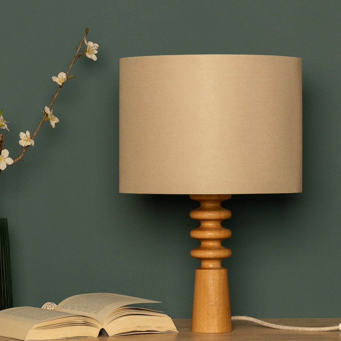 Skandinavische Tischlampe aus Holz - Minimalistische Nachttischlampe im Natur-Design mit Stoffschirm, ideal für Schlafzimmer & Wohnzimmer Beleuchtung