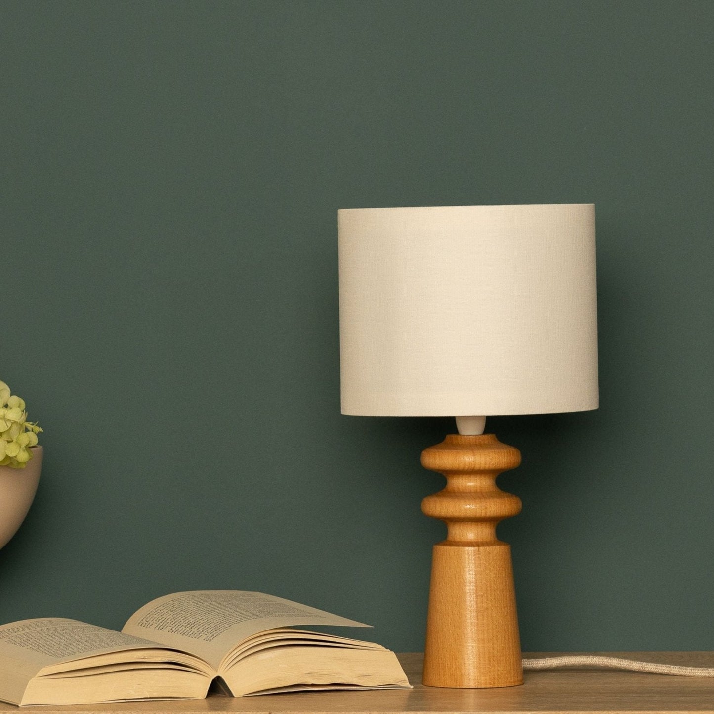 Skandinavische Tischlampe aus Holz - Minimalistische Nachttischlampe im Natur-Design mit Stoffschirm, ideal für Schlafzimmer & Wohnzimmer Beleuchtung