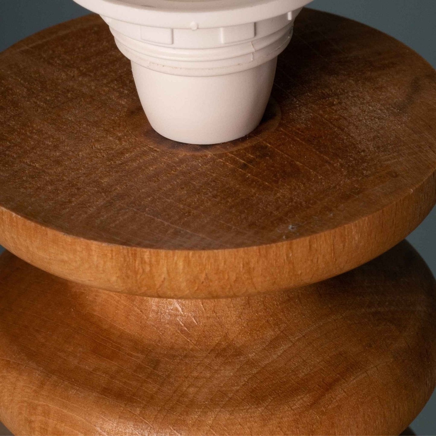 Skandinavische Tischlampe aus Holz - Minimalistische Nachttischlampe im Natur-Design mit Stoffschirm, ideal für Schlafzimmer & Wohnzimmer Beleuchtung