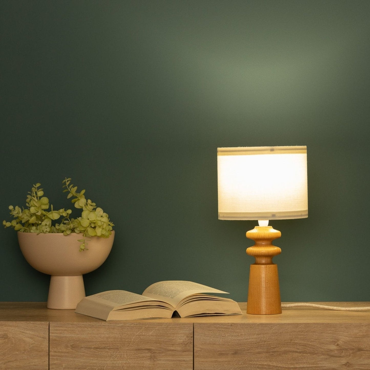 Skandinavische Tischlampe aus Holz - Minimalistische Nachttischlampe im Natur-Design mit Stoffschirm, ideal für Schlafzimmer & Wohnzimmer Beleuchtung