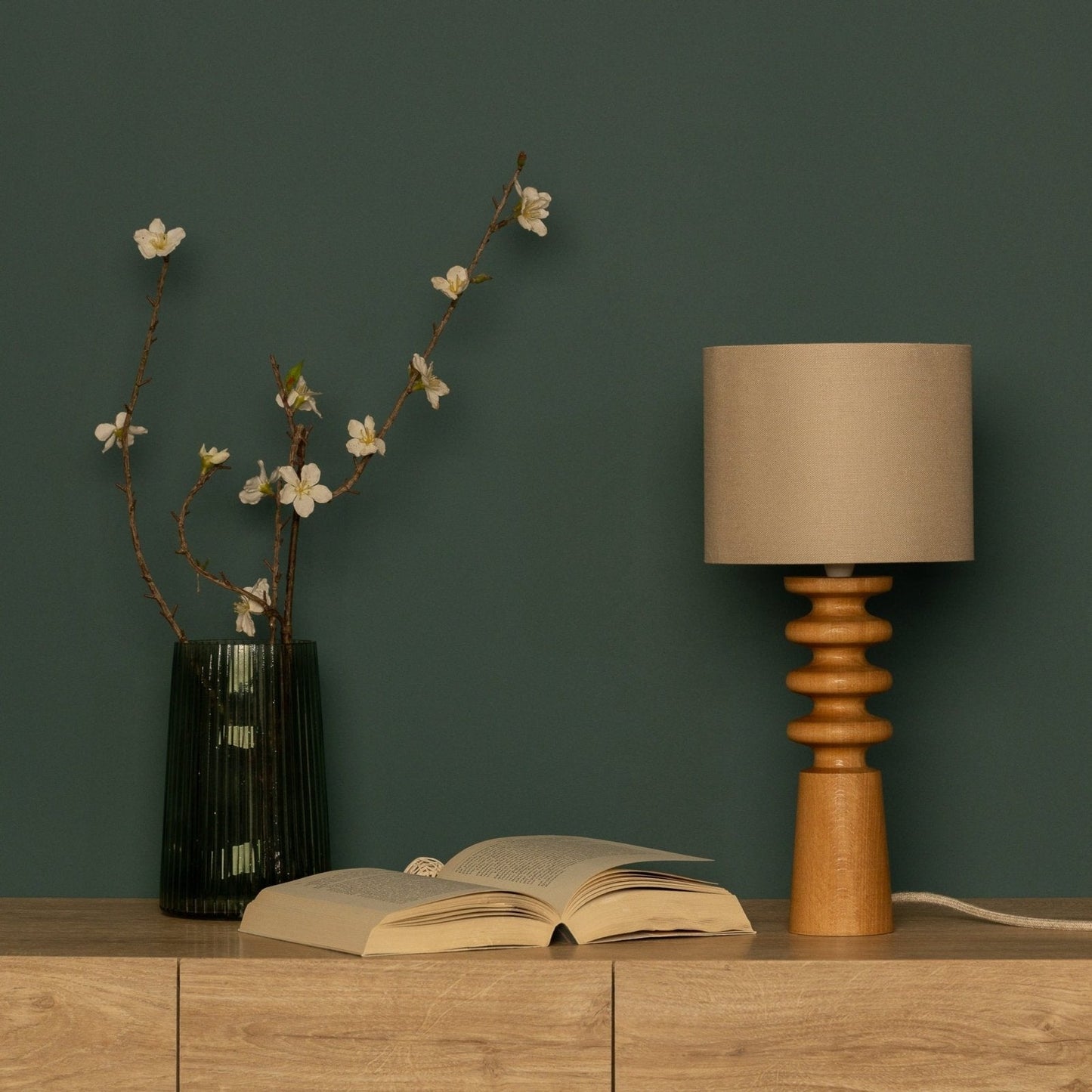 Skandinavische Tischlampe aus Holz - Minimalistische Nachttischlampe im Natur-Design mit Stoffschirm, ideal für Schlafzimmer & Wohnzimmer Beleuchtung
