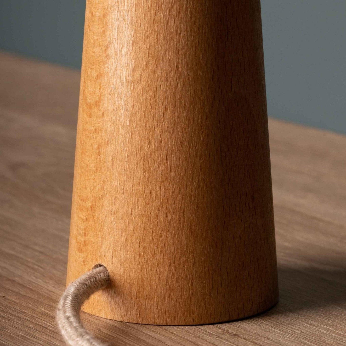 Skandinavische Tischlampe aus Holz - Minimalistische Nachttischlampe im Natur-Design mit Stoffschirm, ideal für Schlafzimmer & Wohnzimmer Beleuchtung